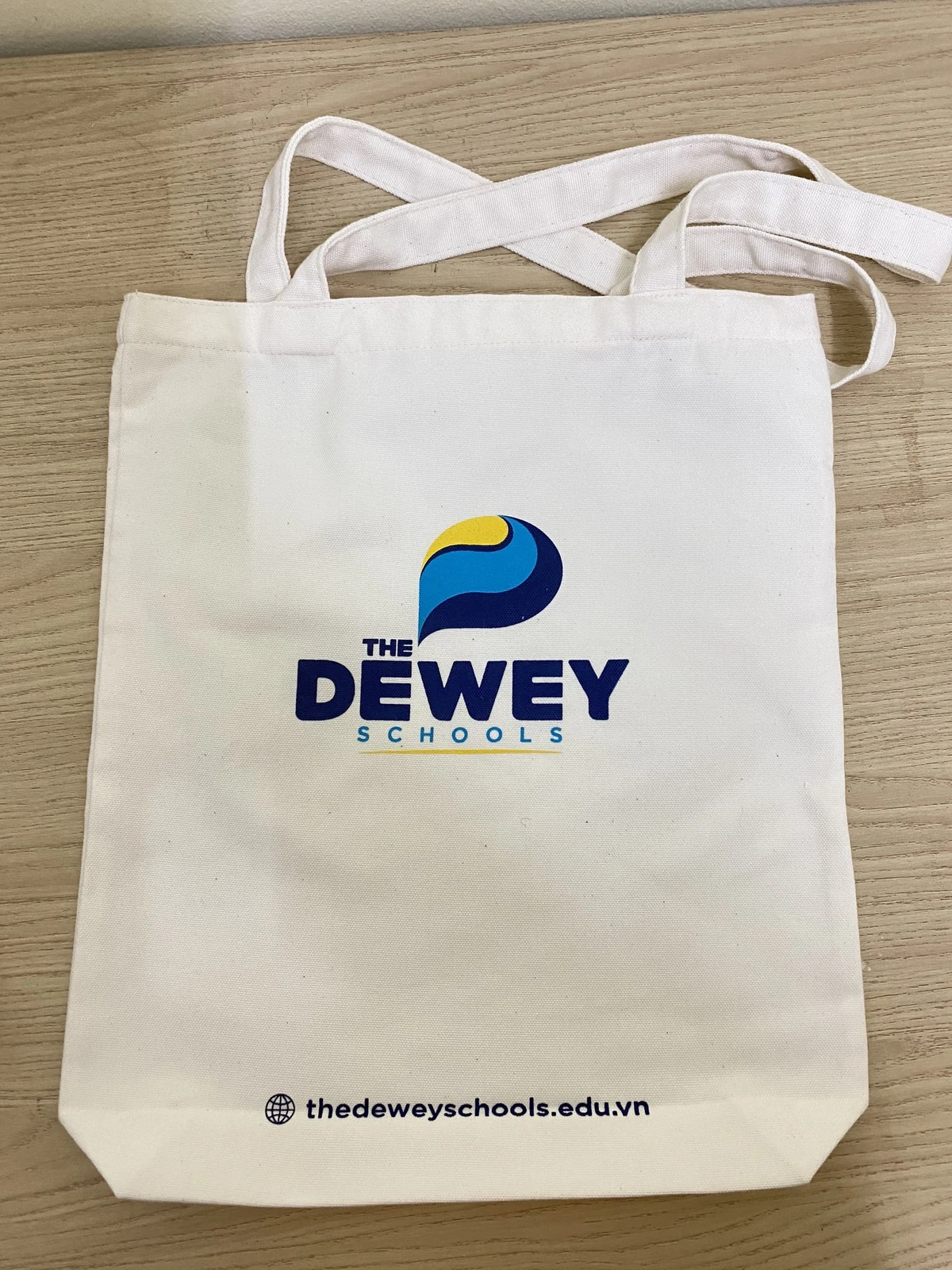Ảnh gốc túi kem in The Dewey Schools với địa chỉ web gần đáy