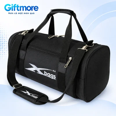 Túi du lịch đen dù 900 với quai đôi và dây vai trên nền GiftMore