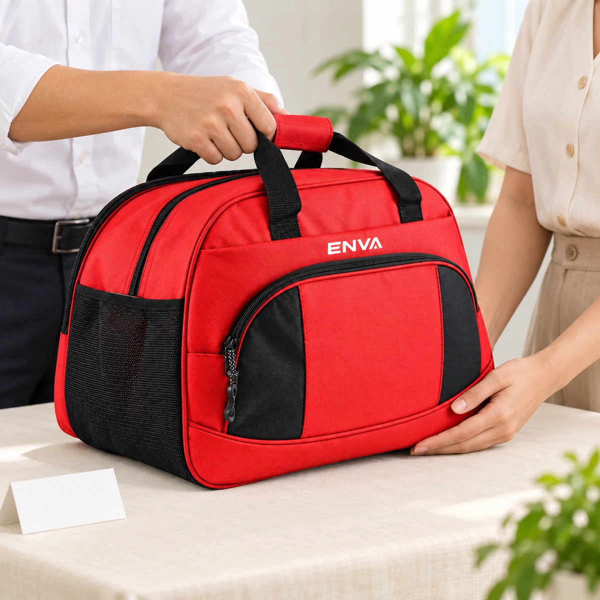 Mô phỏng trao túi du lịch ENVA đỏ trên bàn