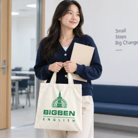 Người học trưởng thành cầm túi kem BIGBEN ENGLISH và bìa tài liệu trước phòng học