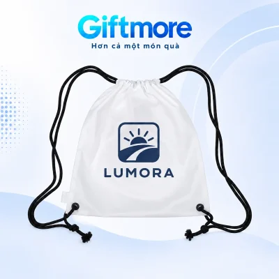 Demo LUMORA navy gồm biểu tượng mặt trời và nét đường trong khung vuông trên túi rút trắng dây đen