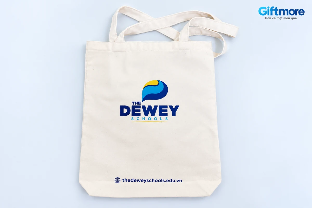 Túi kem có nhận diện The Dewey Schools và địa chỉ web trên nền sáng đã chỉnh