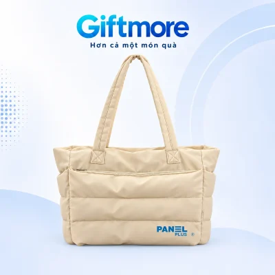 Túi xách vải dù màu kem chằn ngang, quai cùng màu và nhận diện PANEL PLUS theo catalogue trên nền GiftMore