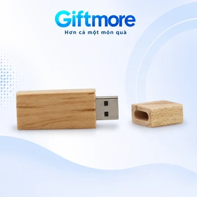 USB gỗ chữ nhật UGV 006 mở nắp, đầu Type-A và nắp rời đặt bên cạnh trên nền GiftMore