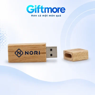 Demo monogram N trong hình thoi và chữ NORI navy trên thân USB gỗ UGV 006