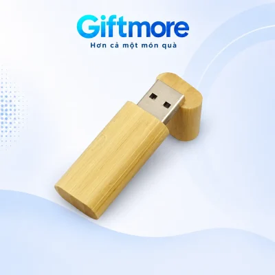USB gỗ UGV 001 màu vàng nhạt với đầu kết nối lộ ra và nắp gỗ rời trên nền GiftMore