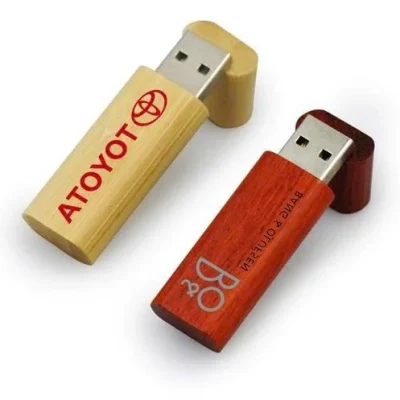 Ảnh catalogue USB gỗ UGV 001 màu vàng nhạt và đỏ nâu có nhận diện in sẵn