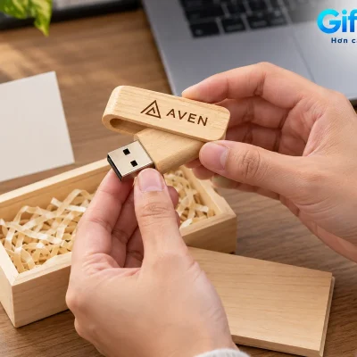 Mô phỏng người nhận xem USB gỗ xoay UGV 027 demo AVEN bên hộp gỗ mở