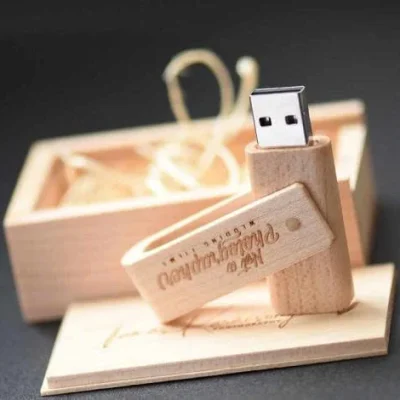 Ảnh tư liệu USB gỗ xoay UGV 027 với hộp gỗ mở và nắp trượt bên cạnh