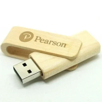 Ảnh catalogue USB gỗ UGV 027 vỏ xoay có nhận diện Pearson trên mặt gỗ