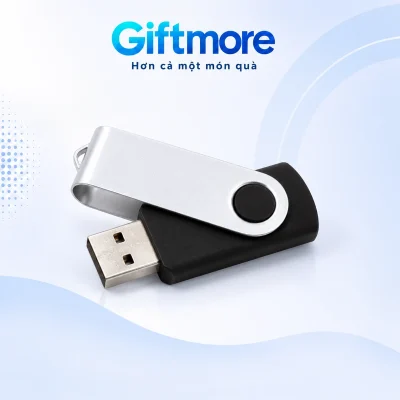 USB KTX M thân đen, nắp xoay kim loại bạc mở để lộ đầu kết nối trên nền GiftMore