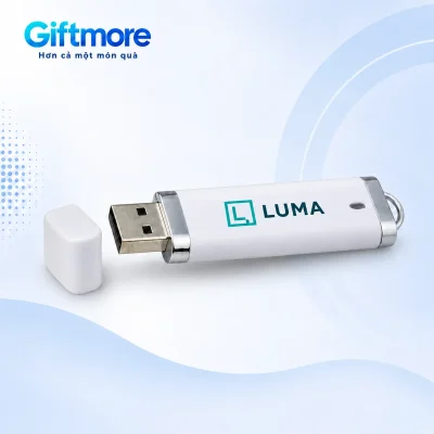Demo monogram L và chữ LUMA màu teal trên thân nhựa trắng USB UNV 001