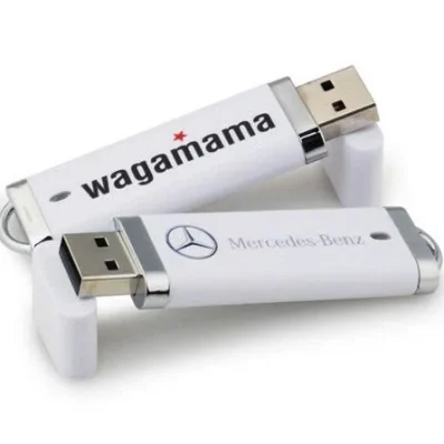 Ảnh tư liệu hai USB nhựa trắng UNV 001 mở nắp, có nhận diện sẵn trên thân