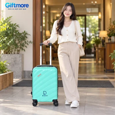 Mô phỏng vali mẫu 01 xanh ngọc demo DOVA cạnh người tại lối vào khách sạn