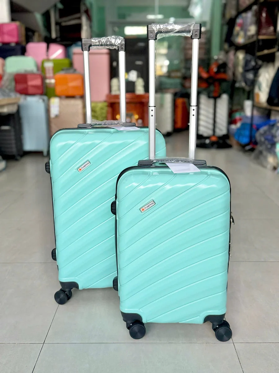 Tư liệu hai chiếc vali mẫu 01 xanh ngọc với tay kéo mở và bánh đen