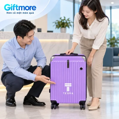 Mô phỏng bàn giao vali tím mẫu 14 demo TERRA trong văn phòng