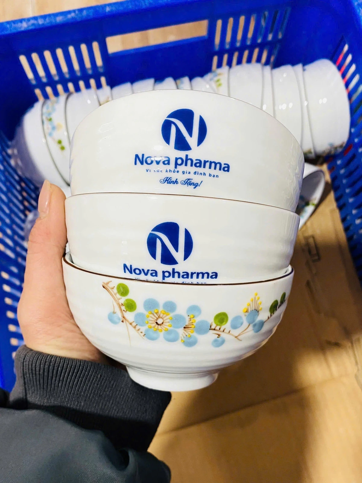 Tay cầm ba bát có logo Nova pharma và hoa xanh trong kho