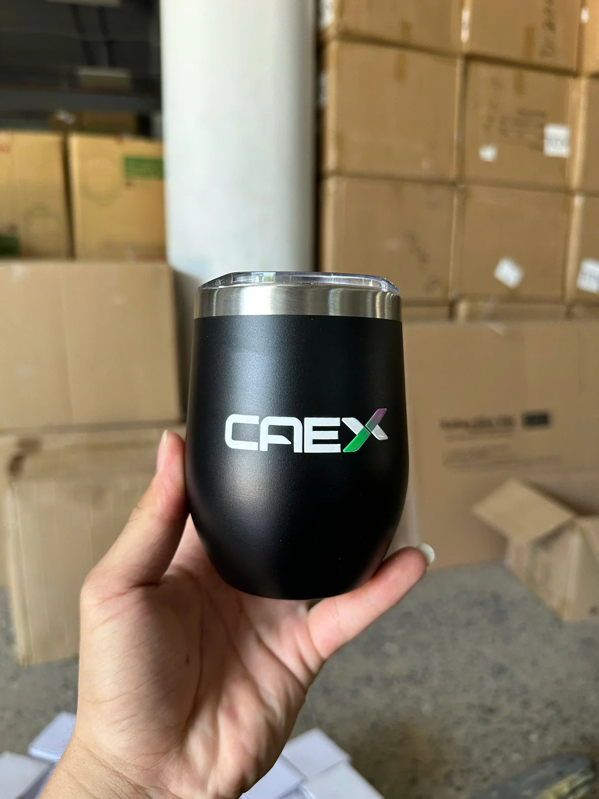 Tay cầm ly đen thấp có nắp trong và logo CAEX