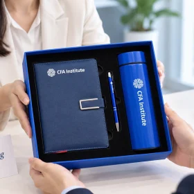 Trao hộp xanh có sổ navy, bút xanh và bình xanh theo mẫu nguồn cạnh thiệp Chào mừng